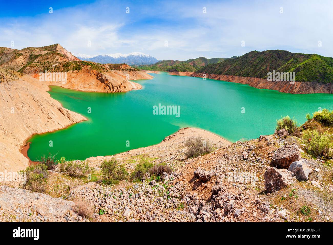 Le lac Hisorak est un réservoir d'eau près de la ville de Shahrisabz en Ouzbékistan Banque D'Images