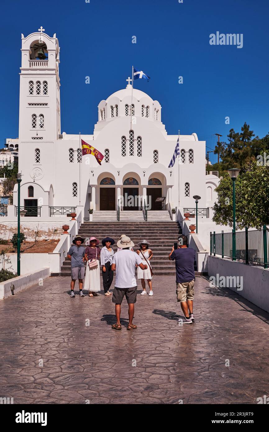 L'Annonciation de l'église de la Vierge Marie - Dôme blanc et Tour de cloche - Village d'Emporio, île de Santorini, Grèce Banque D'Images