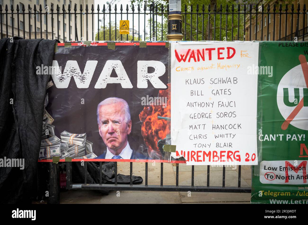 Un camp de protestation à Whitehall, Londres, Royaume-Uni, exprime des théories conspirationnistes autour de la pandémie de Covid-19 accusant des figures de proue de la complicité dans les involvmen Banque D'Images