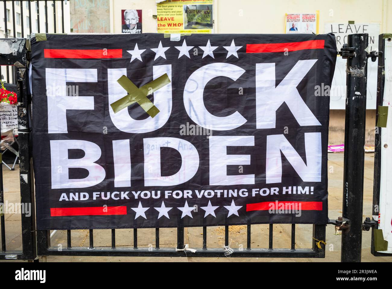 Un camp de manifestants à Whitehall, Londres, au Royaume-Uni, exprime son mécontentement par une bannière visant le président américain Biden et le fait de voter pour lui. Le photogr Banque D'Images