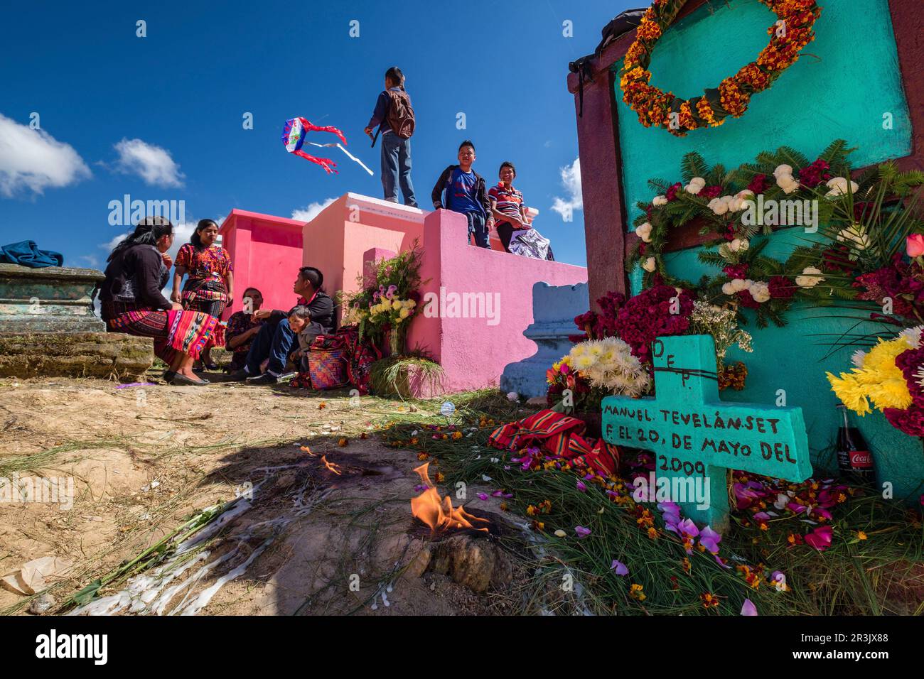 Volando cometas sobre tumbas de colores, celecacion del dia de muertos en el Cementerio General, Santo Tomás Chichicastenango, República de Guatemala, América Central. Banque D'Images
