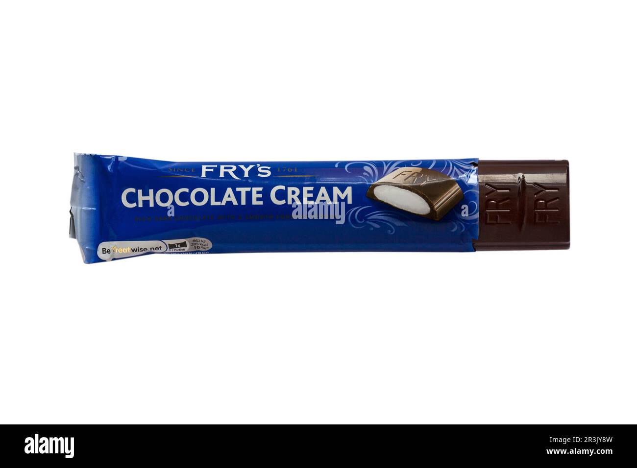 La barre de crème au chocolat de Frys a ouvert pour montrer le contenu isolé sur fond blanc - chocolat avec un centre fondant Banque D'Images