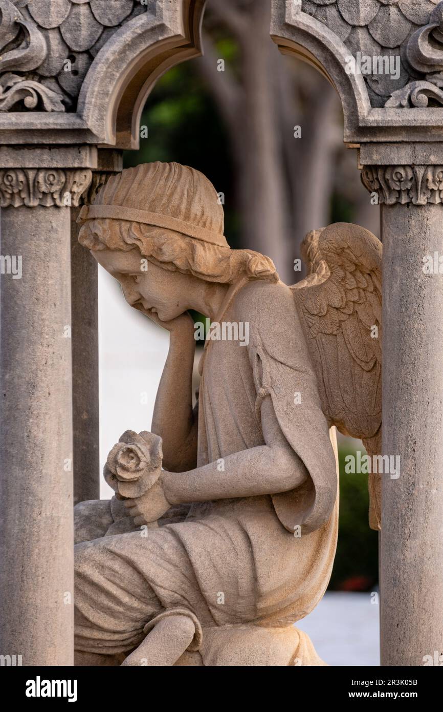 Édicule avec ange de pensée en mémoire de Gabriel Bordoy, 1911, cimetière Alaró, Majorque, Iles Baléares, Espagne. Banque D'Images