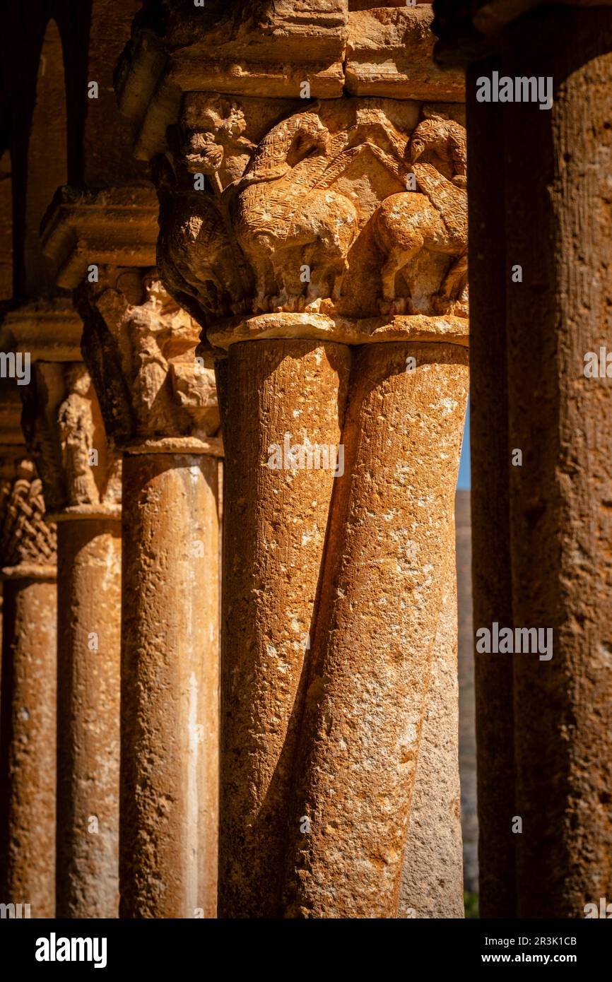 Columna de fustes, torsionados galería porticada, Iglesia de San Pedro Apóstol, Románico, siglo XII -declarada Monumento Histórico Artístico Nacional en 1935-, Caracena, Soria, Comunidad Autónoma de Castilla y León, Espagne, Europe. Banque D'Images