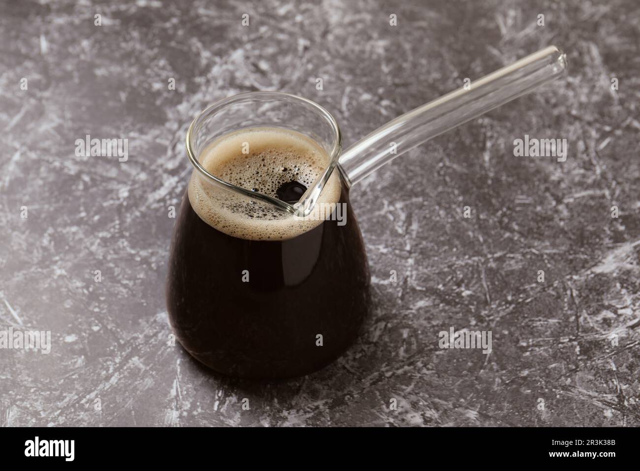 Café turc dans une glace en verre sur une table en marbre gris Banque D'Images