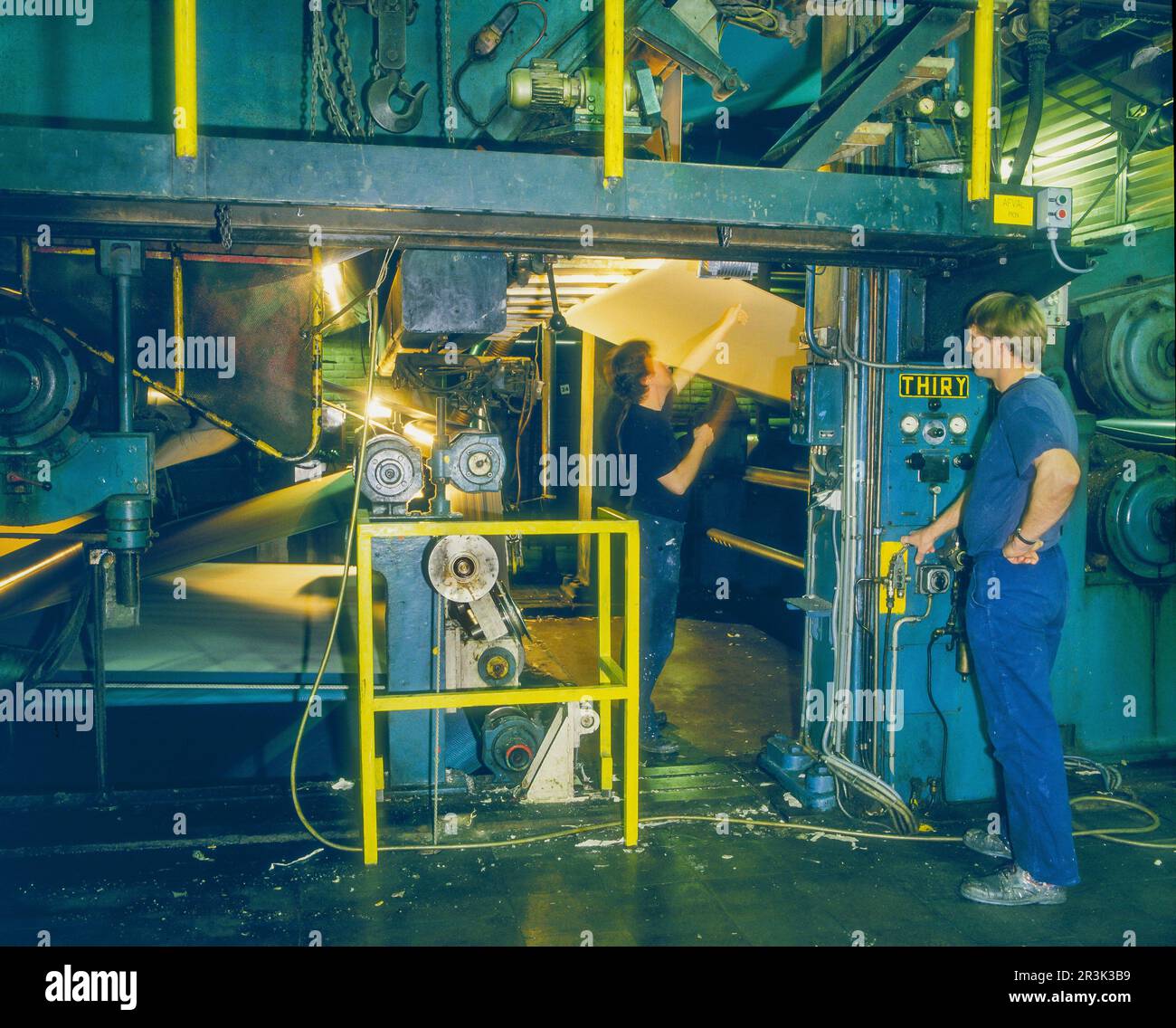 Pays-Bas, un travailleur vérifie la fabrication du carton dans une usine de papier. Banque D'Images