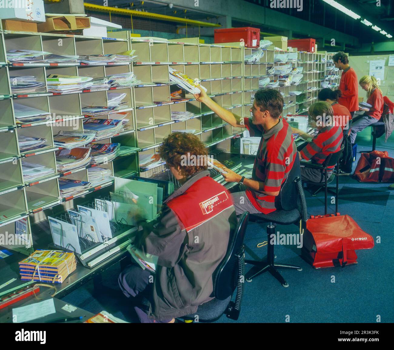 Pays-Bas, le courrier est sélectionné dans le 1980s et placé en piles par code postal avant d'être livré par les postiers Banque D'Images
