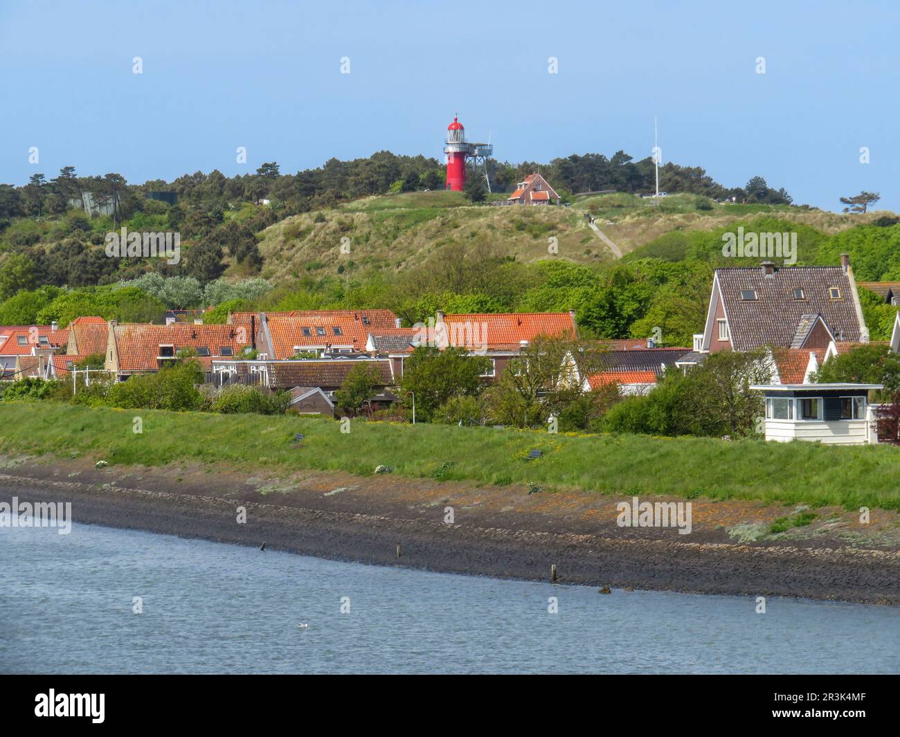 Pays-Bas, le phare et le seul village de l'île des wadden de Vlieland, vu depuis le ferry Banque D'Images