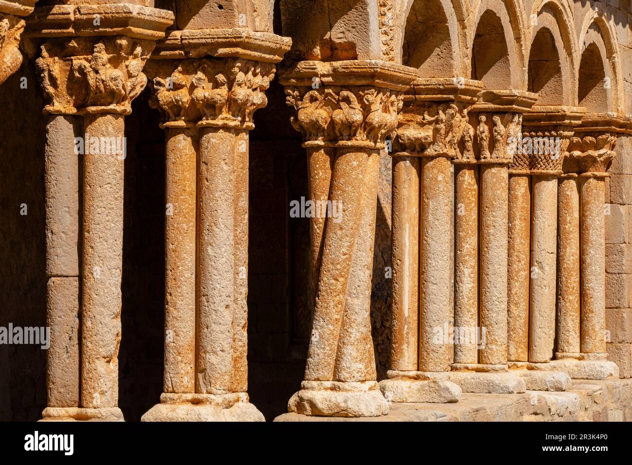 Galería porticada, Iglesia de San Pedro Apóstol, Románico, siglo XII -declarada Monumento Histórico Artístico Nacional en 1935-, Caracena, Soria, Comunidad Autónoma de Castilla y León, Espagne, Europe. Banque D'Images