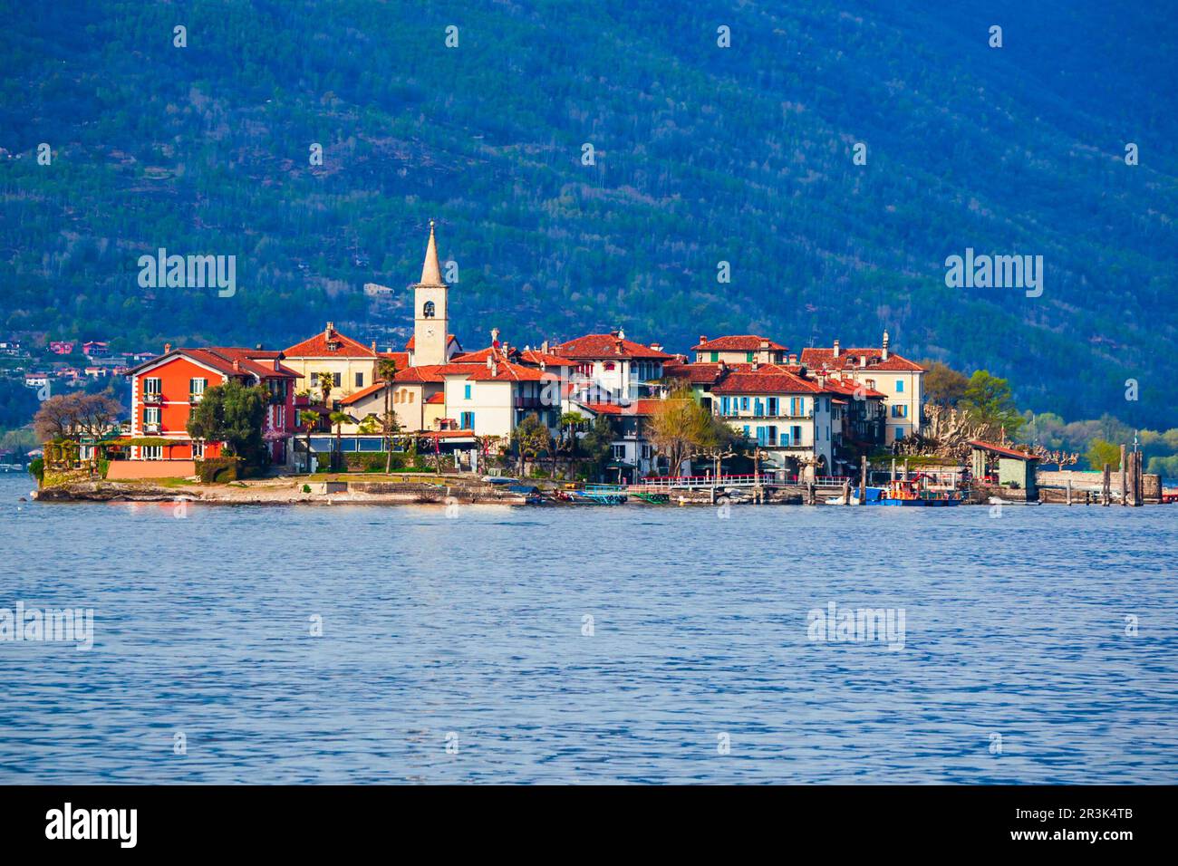 Isola dei Pescatori près de la ville de Stresa vue panoramique. L'île Isola dei Pescatori ou Fishermens est située dans le lac majeur, dans le nord de l'Ital Banque D'Images