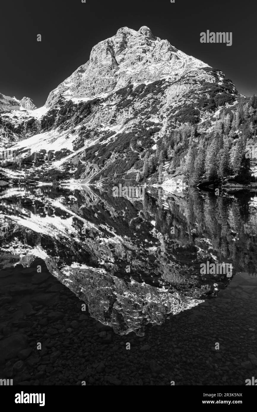 Reflet noir et blanc de la montagne Ehrwalder Sonnenspitze dans le lac Seebensee dans le Tyrol Banque D'Images