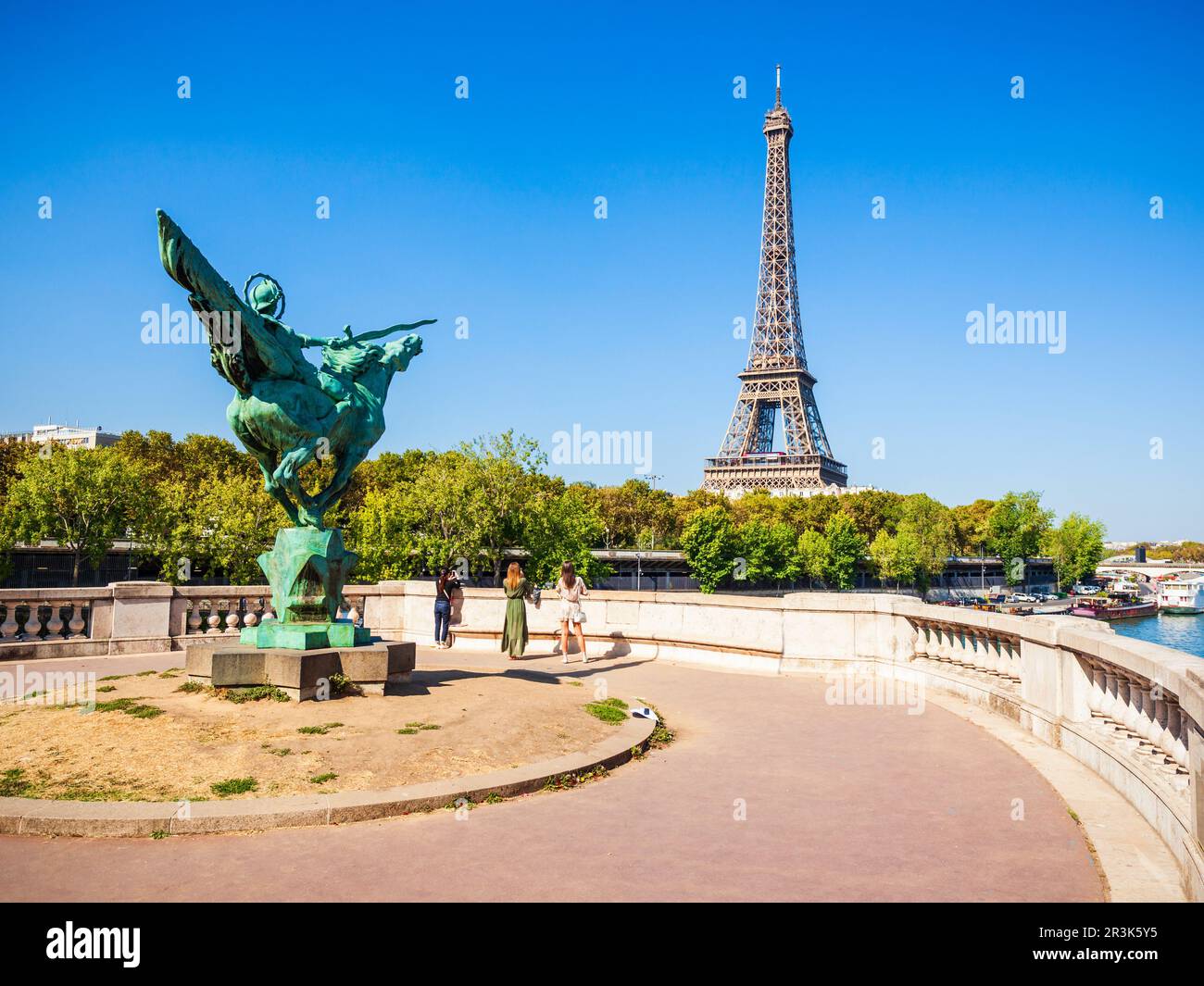 La Tour Eiffel ou la Tour Eiffel est une tour en treillis en fer