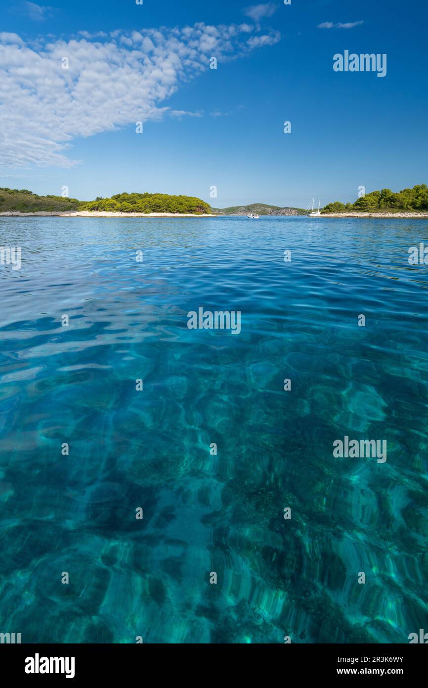 Paklinski otoci près de Hvar croatie. Natation dans l'eau bleue en croatie Banque D'Images Paklinski otoci près de Hvar croatie. Natation dans l'eau bleue en croatie Banque D'Images