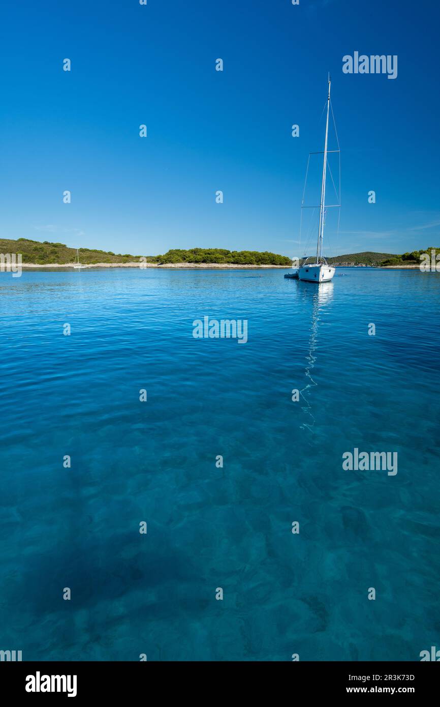 Paklinski otoci près de Hvar croatie. Natation et voile dans l'eau bleue en croatie Banque D'Images Paklinski otoci près de Hvar croatie. Natation et voile dans l'eau bleue en croatie Banque D'Images