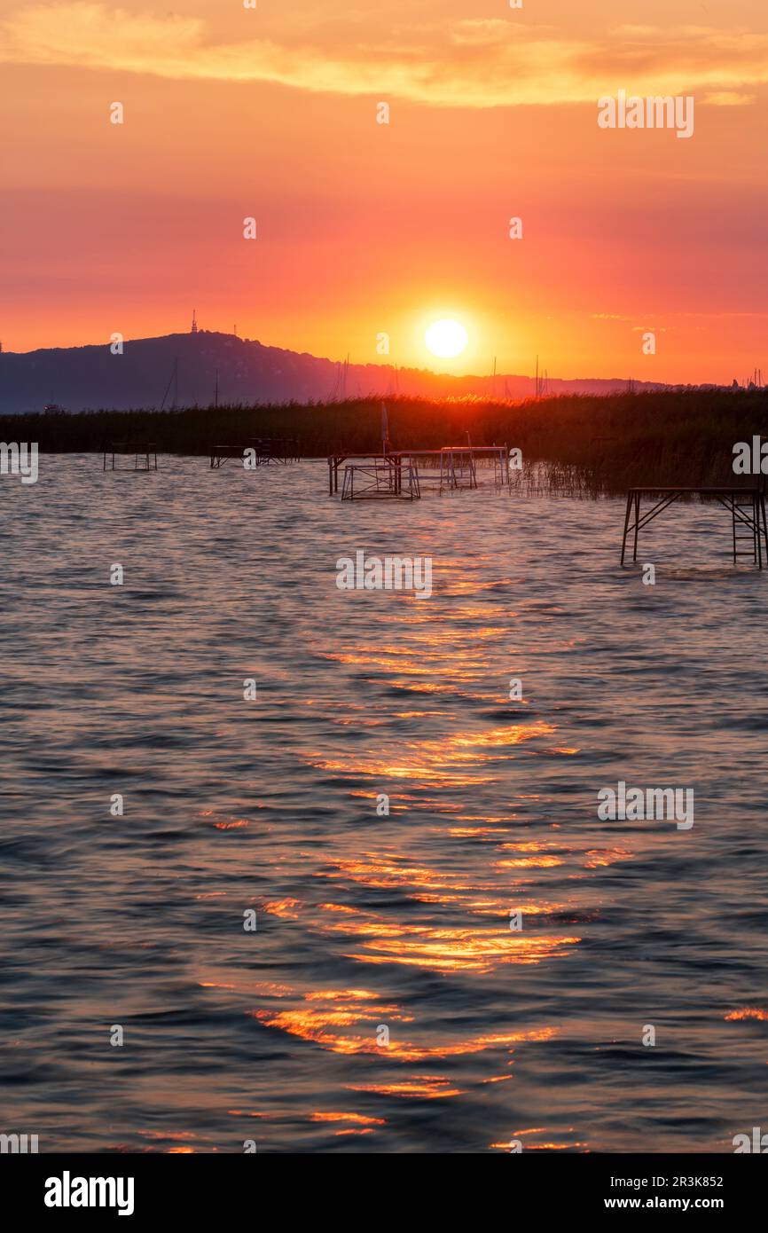 Le lac Balaton se lève au-dessus de la ville de Fonyod Banque D'Images