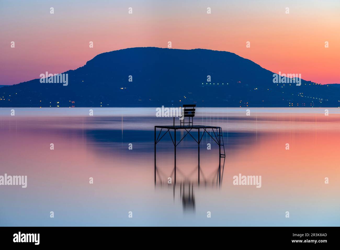 Fisher se trouve en face de la montagne et de la ville viticole de Badacsony, au lac Balaton Banque D'Images