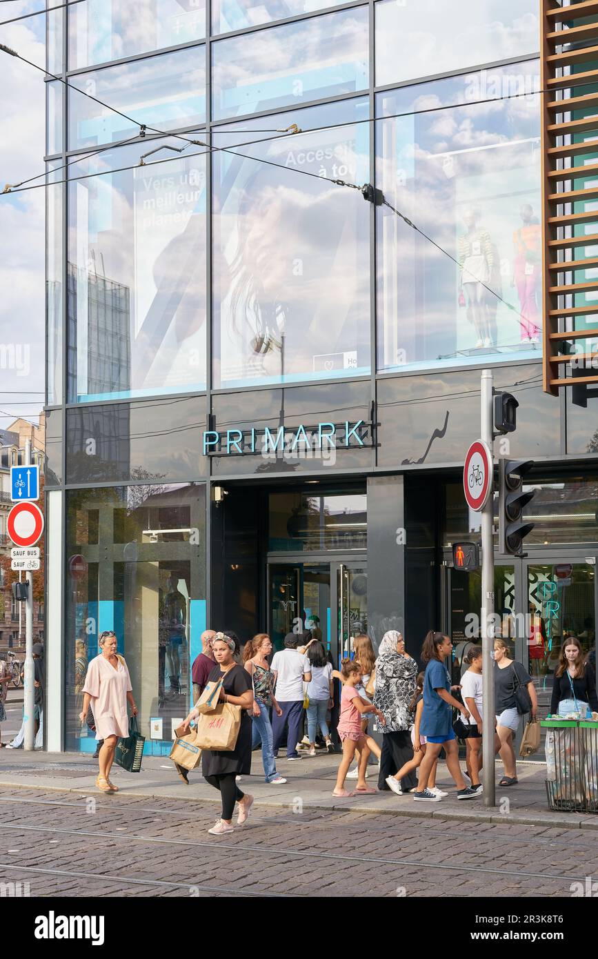 Passants devant un magasin Primark dans le centre-ville de Strasbourg en France Banque D'Images