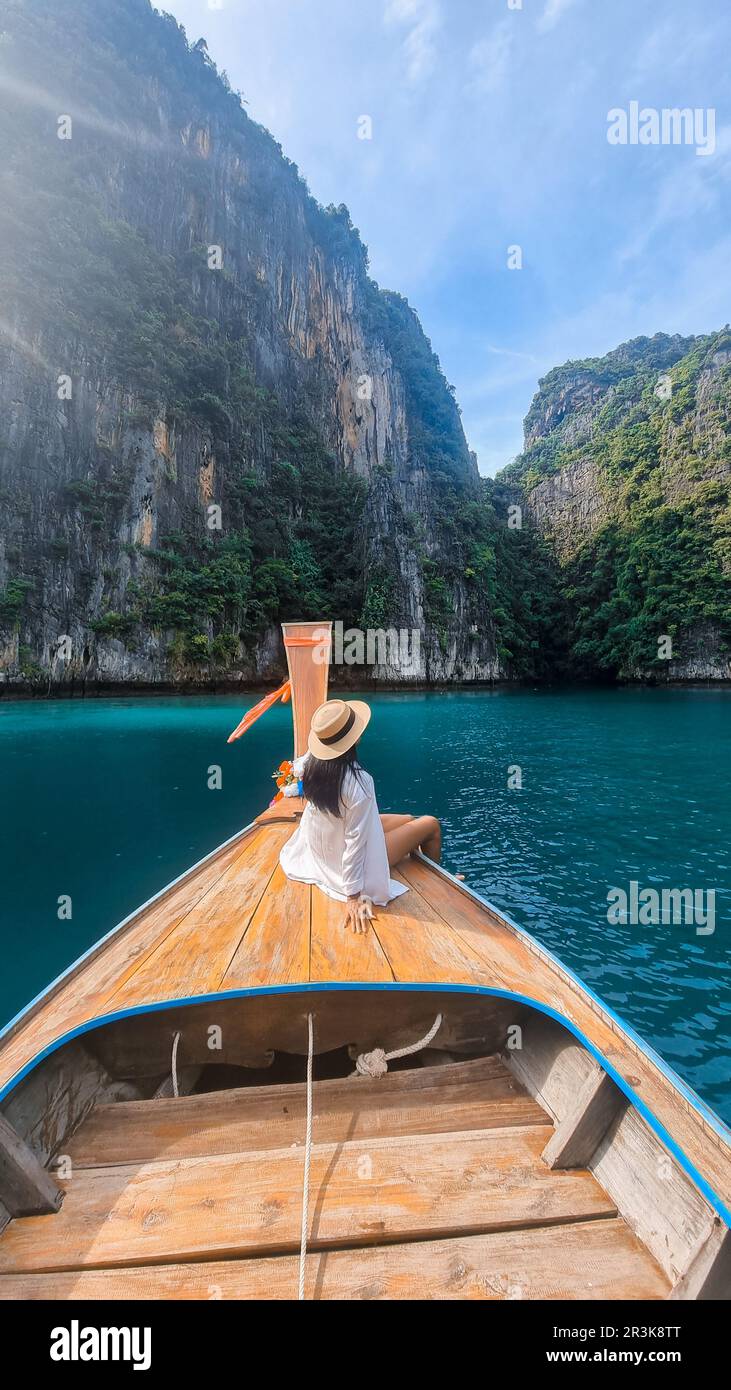 Femmes asiatiques thaïes devant un bateau à longue queue à Pileh Lagoon Koh Phi Phi Thailand Banque D'Images