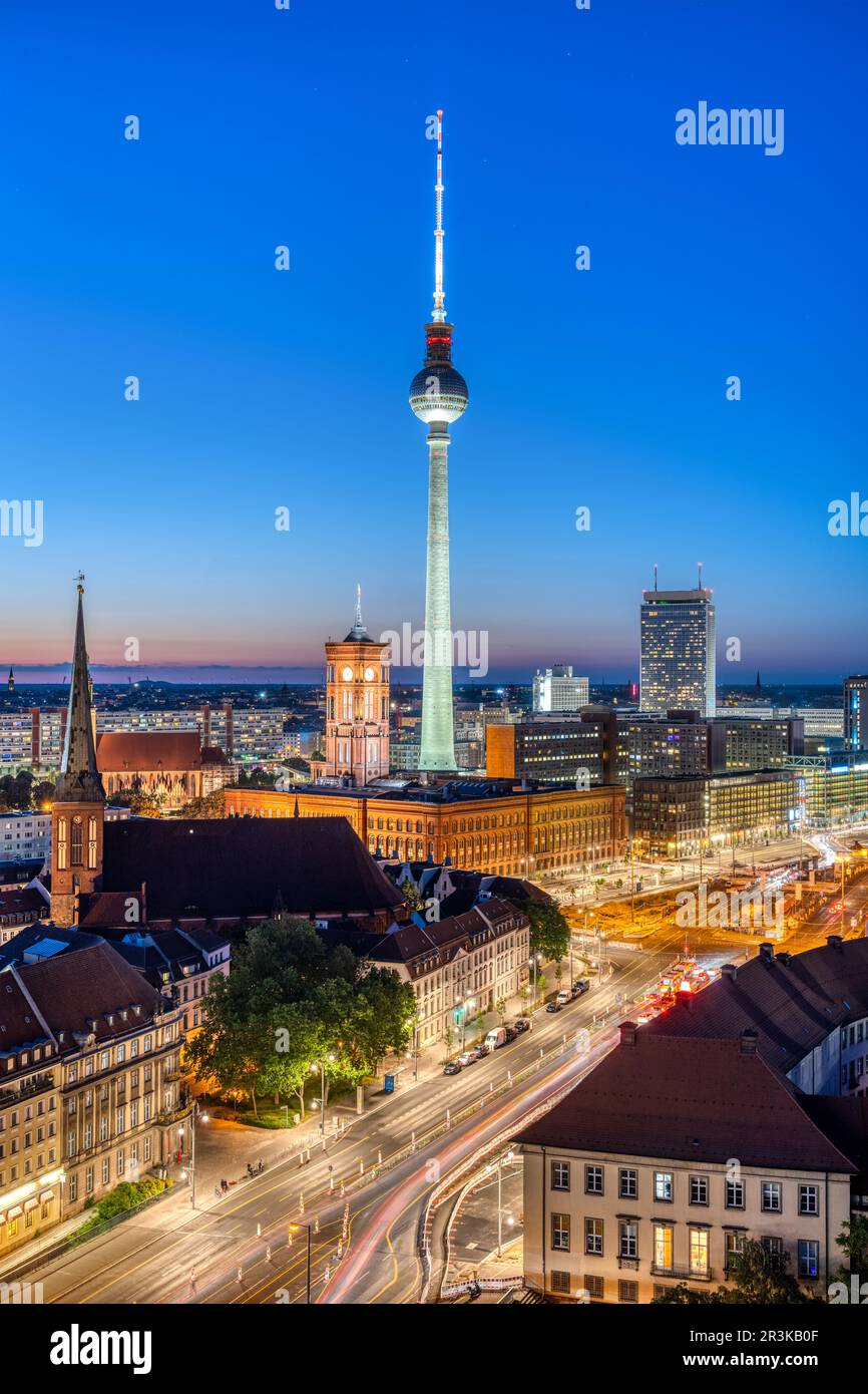 La tour de télévision emblématique et Berlin Mitte avec l'hôtel de ville la nuit Banque D'Images