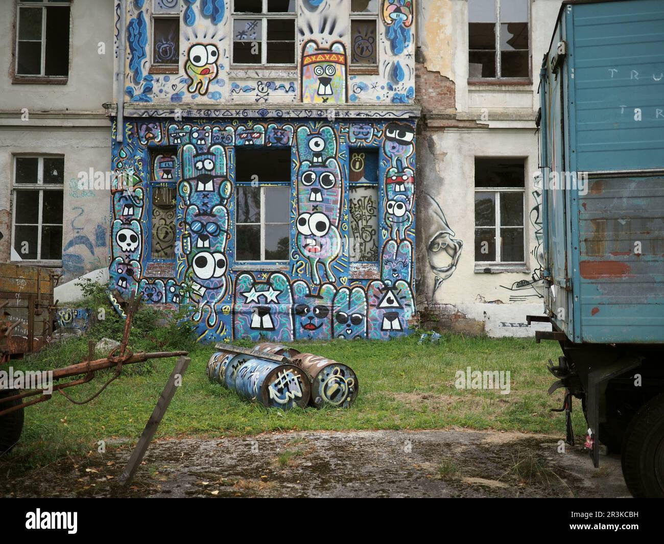 Grafiti sur un mur d'un bâtiment abandonné Banque D'Images
