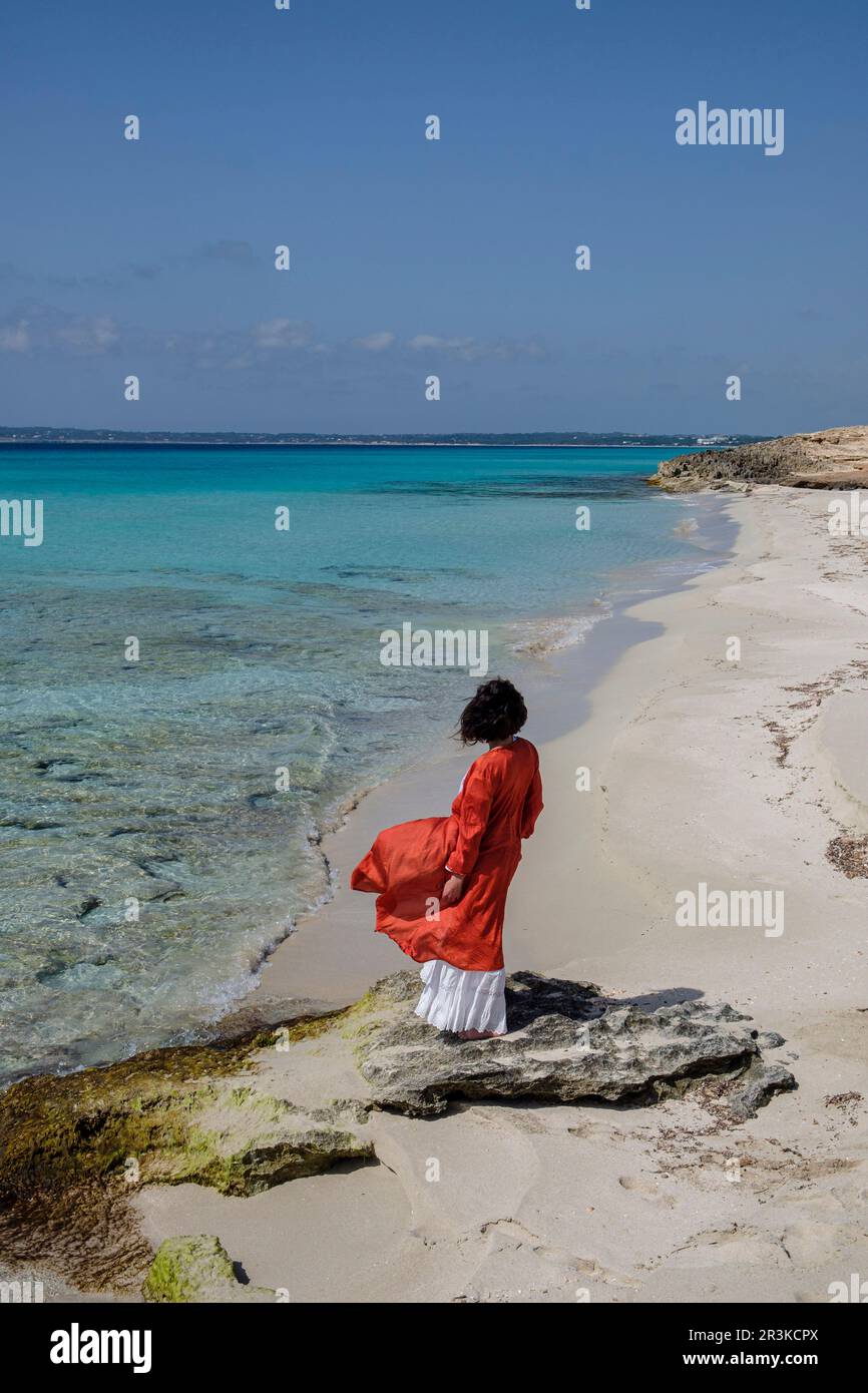 Femme sans vetement plage 2025