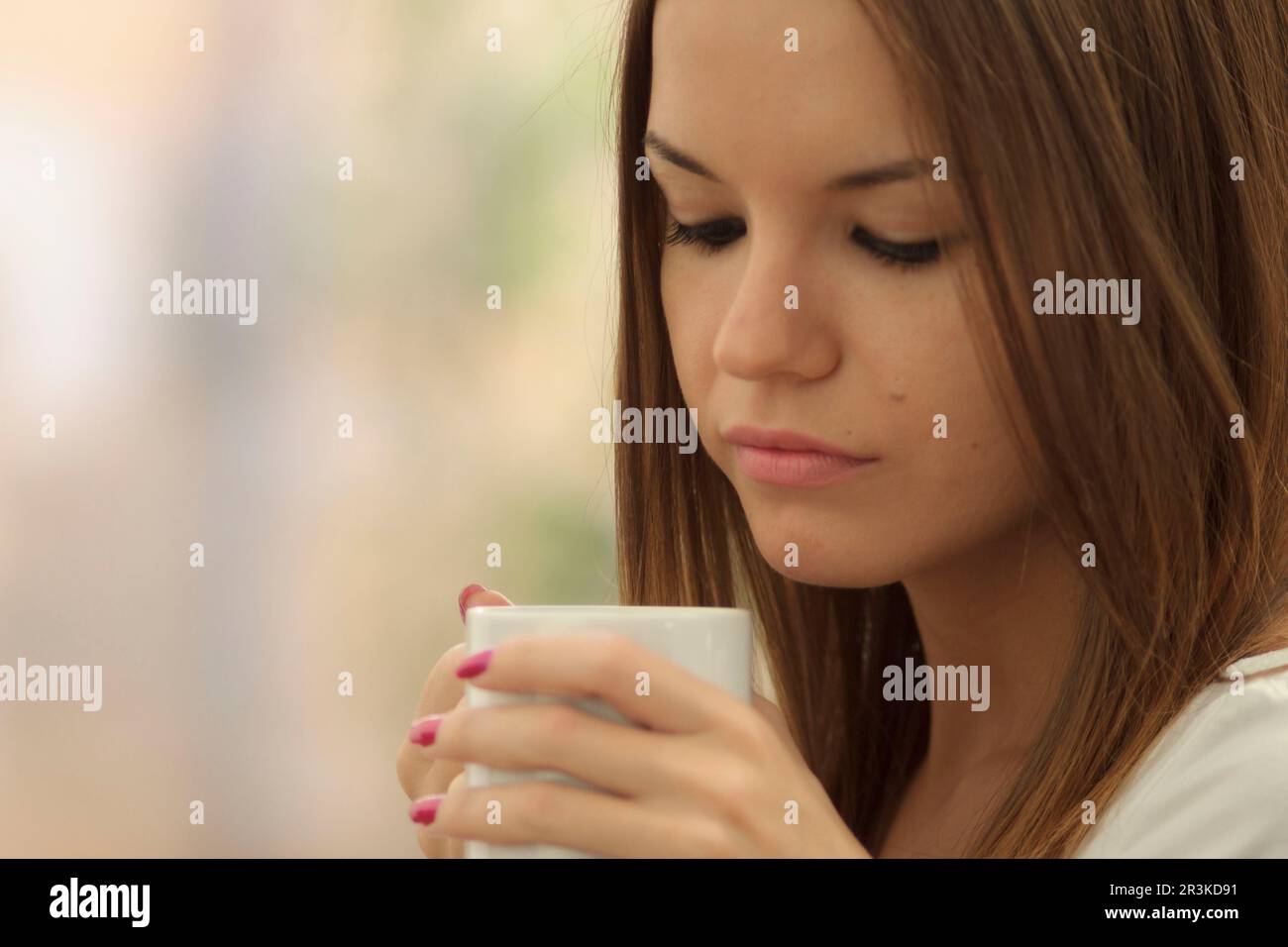 Mujer joven bebiendo de una taza, islas baleares, Espagne. Banque D'Images