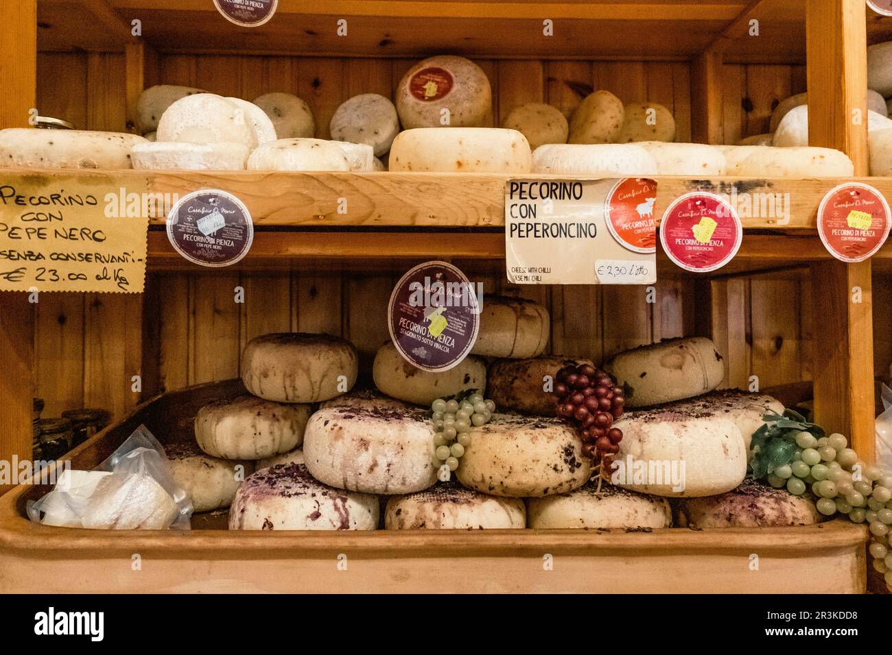 Fromages Pecorino typiques artisanaux à vendre Banque D'Images