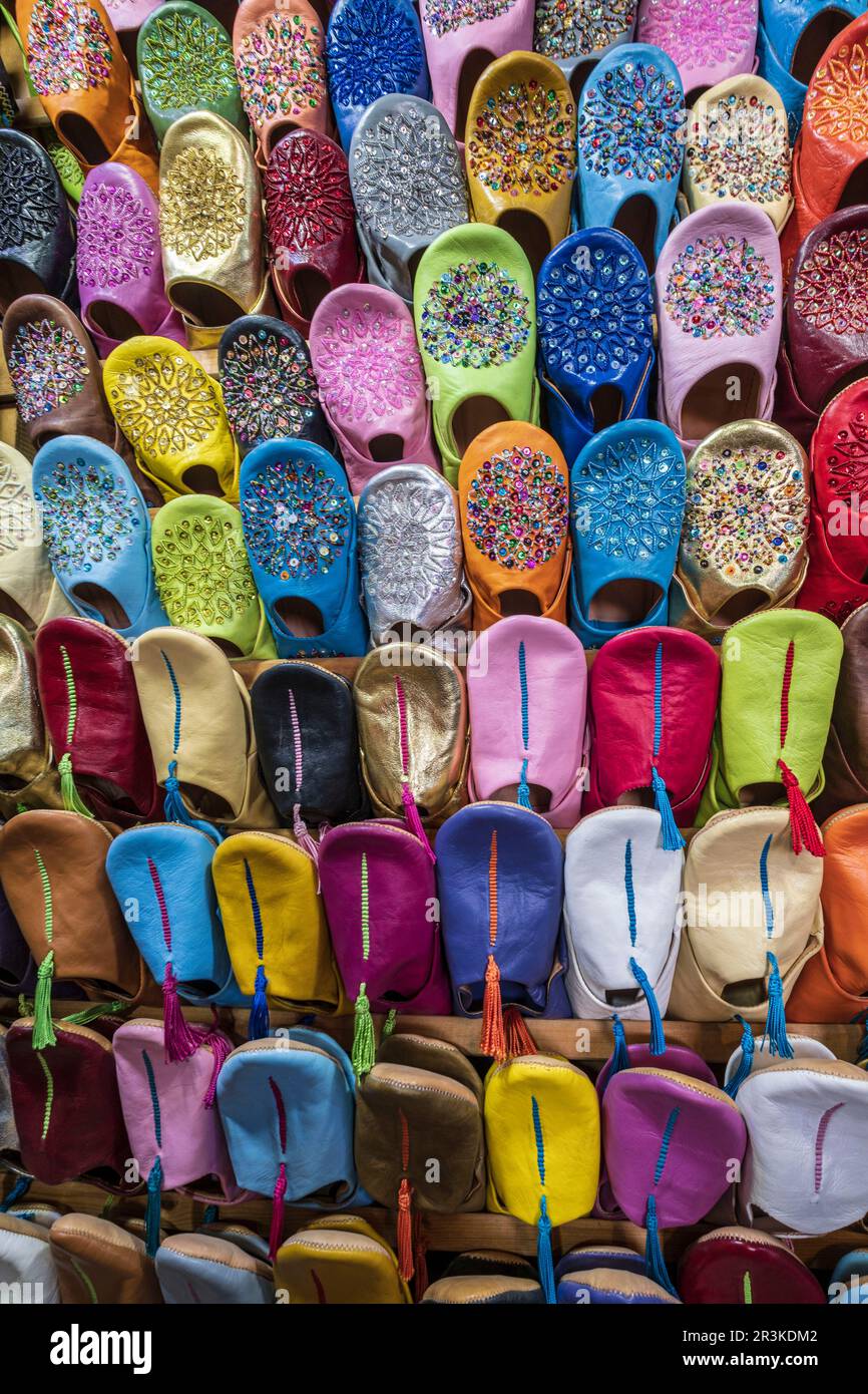 Chaussons teintes dans différentes couleurs dans le souk , marrakech, maroc, afrique. Banque D'Images