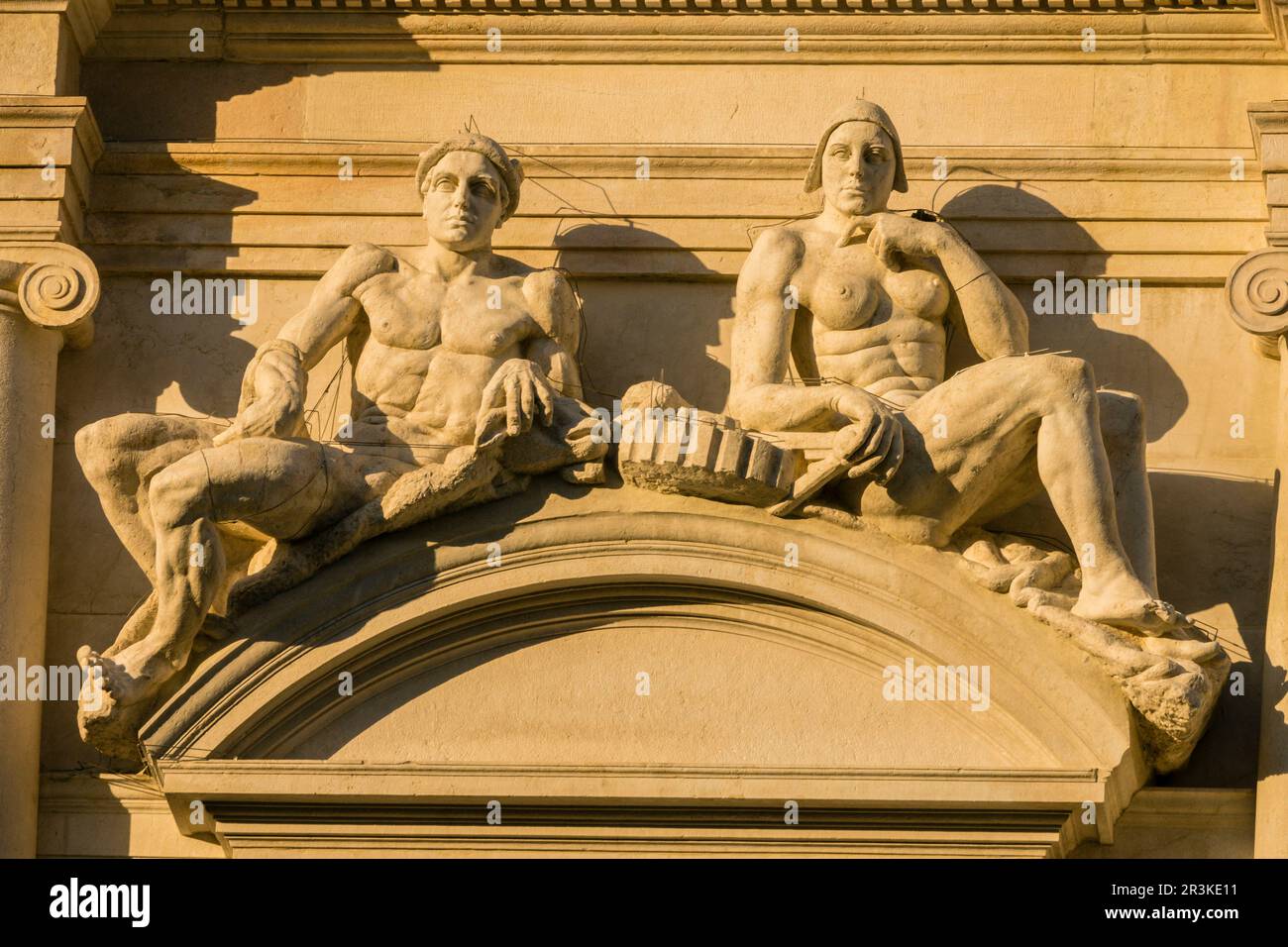 Esculturas en la fachada del Palacio nuevo, Biblioteca Civica Angelo Mai , plaza ciudad,Vecchia Bergamo Alta,, Lombardia, Italia, Europa. Banque D'Images
