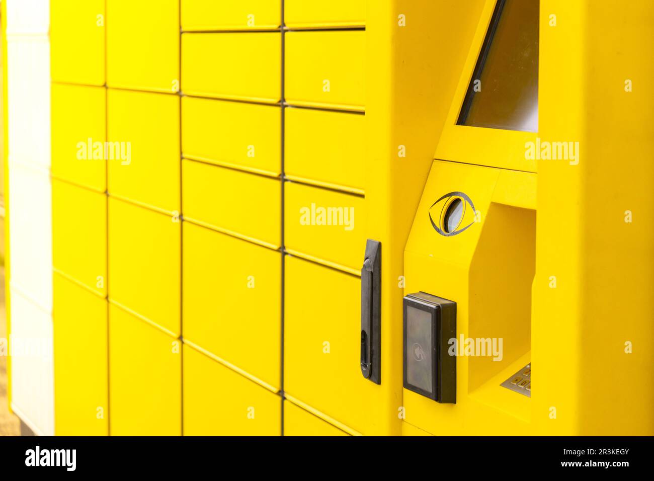 Casier commercial moderne jaune. Lecteur de code-barres pour Skans QR Code sur téléphone portable Self-service Locker Cell Modern Shipping et de Banque D'Images