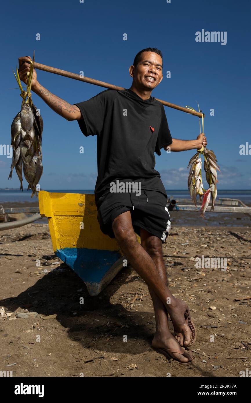Pêcheur vendant du poisson à Dili, Timor-Leste. Banque D'Images