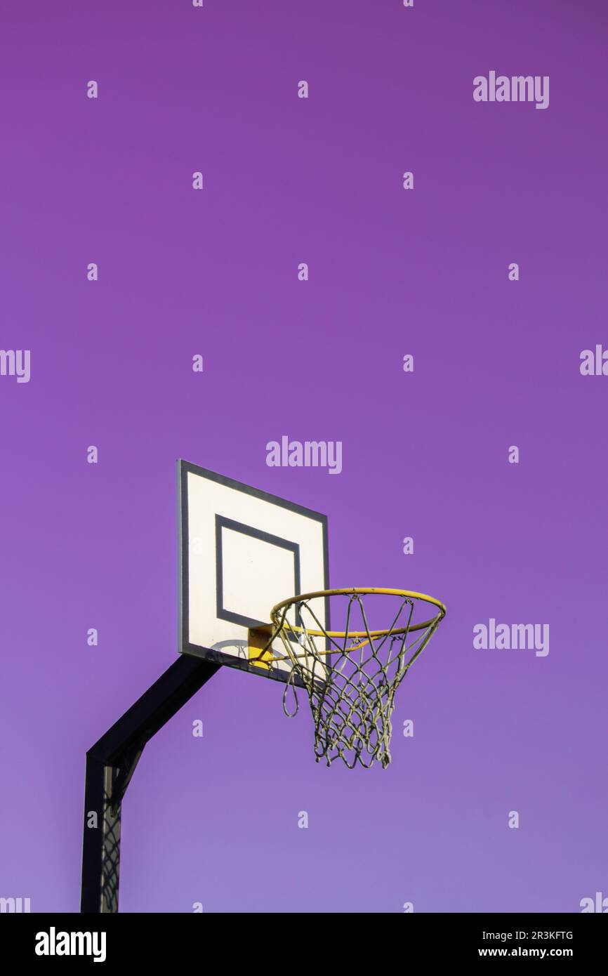 Panier de basket-ball de rue sur fond de ciel vibrant. Photo minimaliste créative. Panier de basket-ball de rue Outdoor Abstrac Banque D'Images
