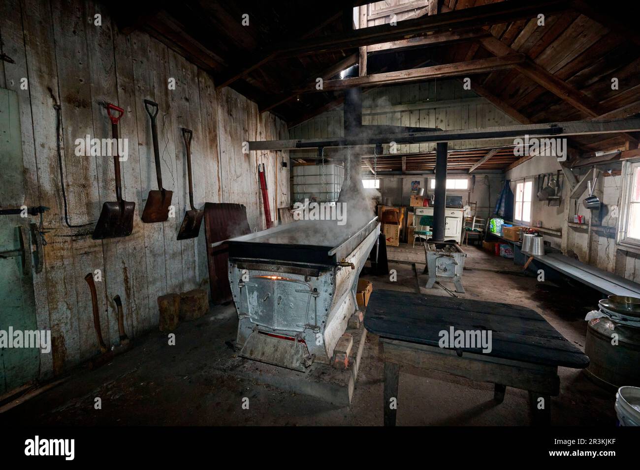 Cabane à sucre de Jean Caumartin avec chaudière à bois traditionnelle