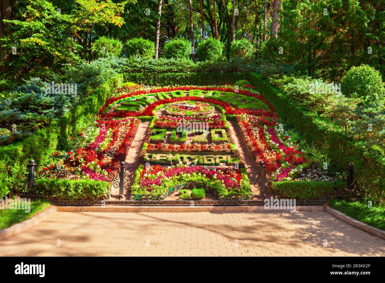 Kislovodsk, Russie - 29 septembre 2020 : Calendrier floral dans le parc national de Kislovodsk dans la ville de Kislovodsk, Russie Banque D'Images