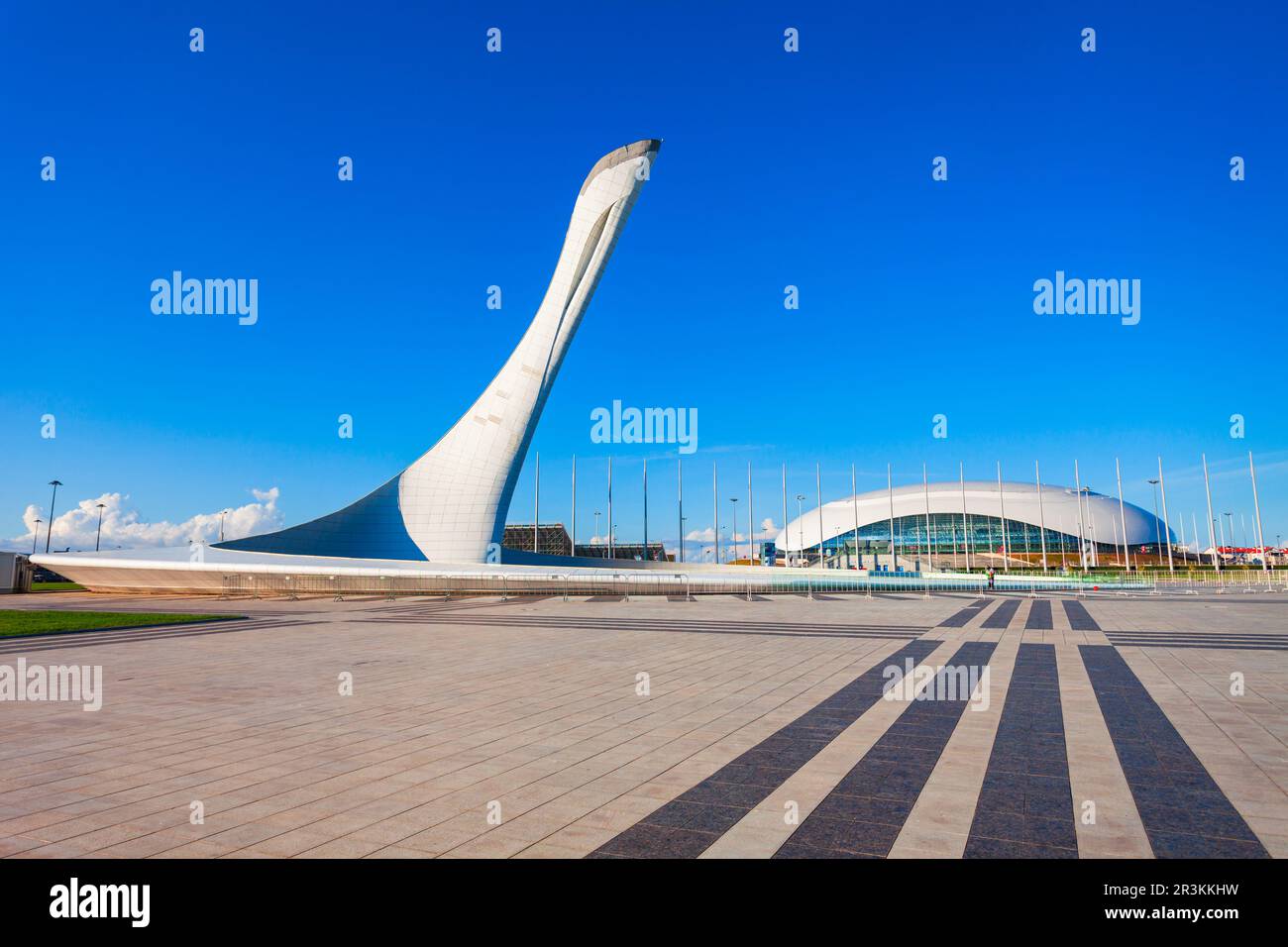 Sotchi, Russie - 04 octobre 2020 : bol de la flamme olympique Firebird et dôme de glace Bolchoï au Parc olympique de Sotchi, qui a été construit pour l'hiver 2014 Banque D'Images