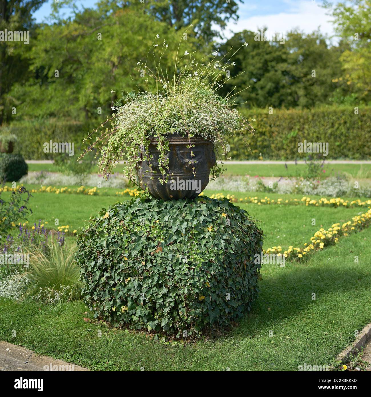 Jardinière avec fleur comme décoration sur un pré dans un parc public en Allemagne Banque D'Images