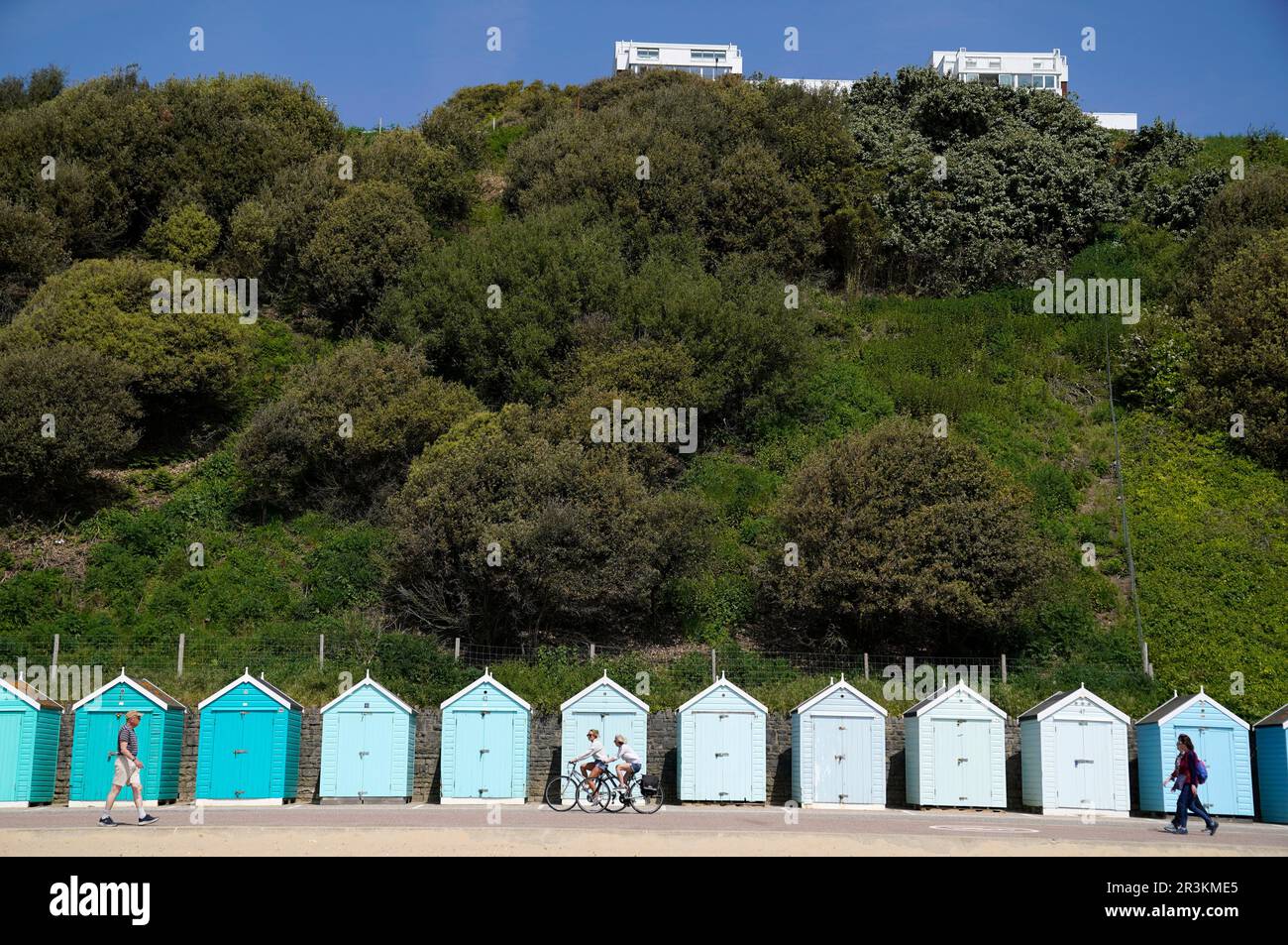 Les gens font leur chemin à travers les cabanes de plage sur la plage de Bournemouth à Dorset . Date de la photo: Mercredi 24 mai 2023. Banque D'Images