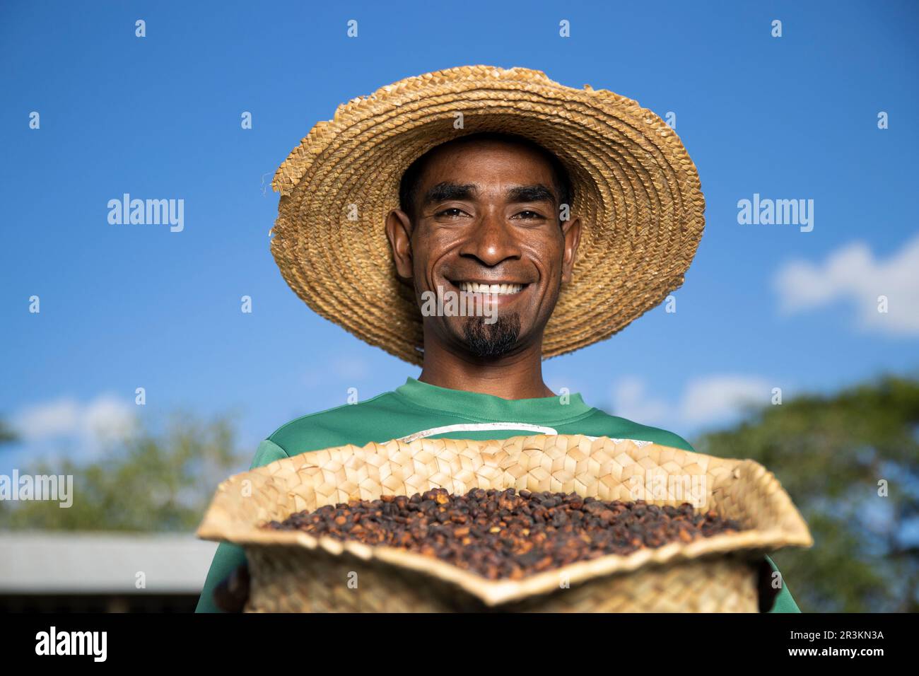 Un Timorais tenant un panier de grains de café biologiques, Railaco, Timor-Leste. Banque D'Images