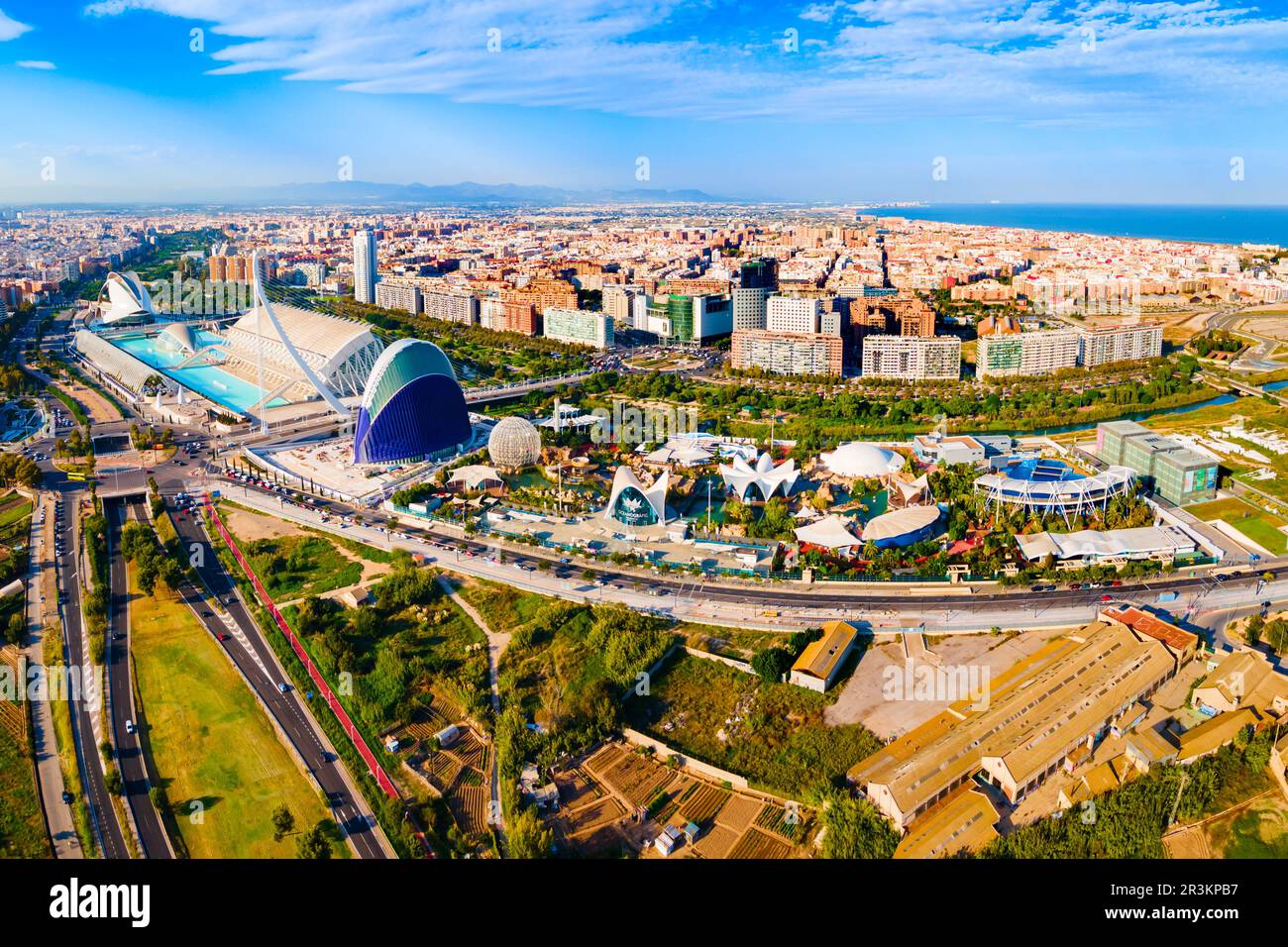 Valence, Espagne - 15 octobre 2021: La Cité des Arts et des Sciences ou Ciudad de las Artes y las Ciencias vue panoramique aérienne. C'est une culture et ar Banque D'Images