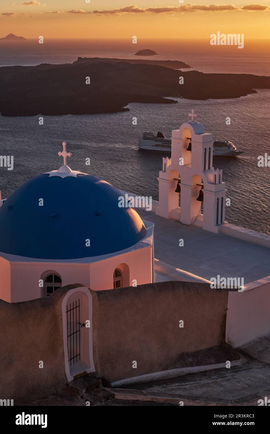 La célèbre église Agios Theodoros connu comme trois Bells de Fira, l'un des monuments les plus emblématiques de l'île de Santorini, Grèce - su Banque D'Images