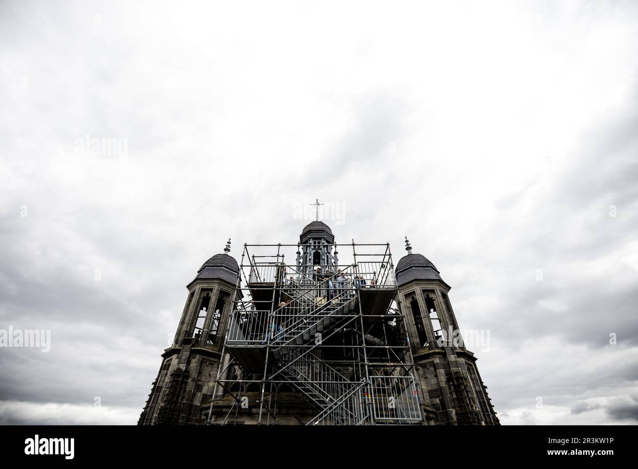 DEN B.S. - des jours de personnes marchent sur la crête du toit et autour de la Tour de célébration de la cathédrale monumentale Saint-Jean. Maintenant que les lattes sur le toit sont remplacées, cette montée est une occasion unique parce que l'installation d'un tel échafaudage et de la structure de marche ne sera pas possible pour 100 ans de plus. ANP ROB ENGELAR pays-bas sortie - belgique sortie Banque D'Images