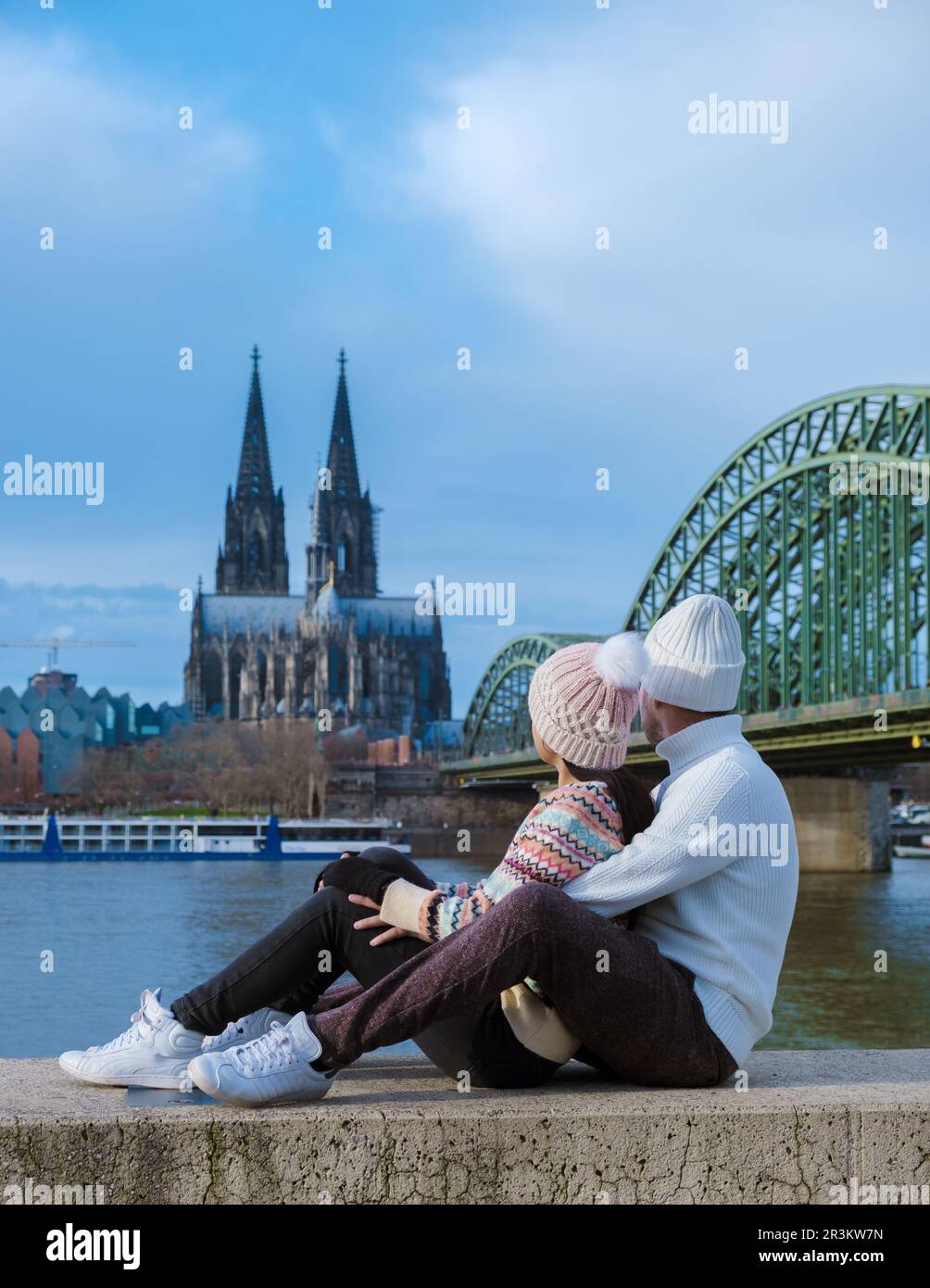 Un couple en voyage dans la ville de Cologne en Allemagne pendant l'hiver en Europe Banque D'Images