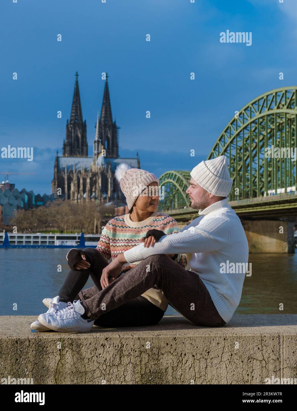 Un couple en voyage dans la ville de Cologne en Allemagne pendant l'hiver en Europe Banque D'Images