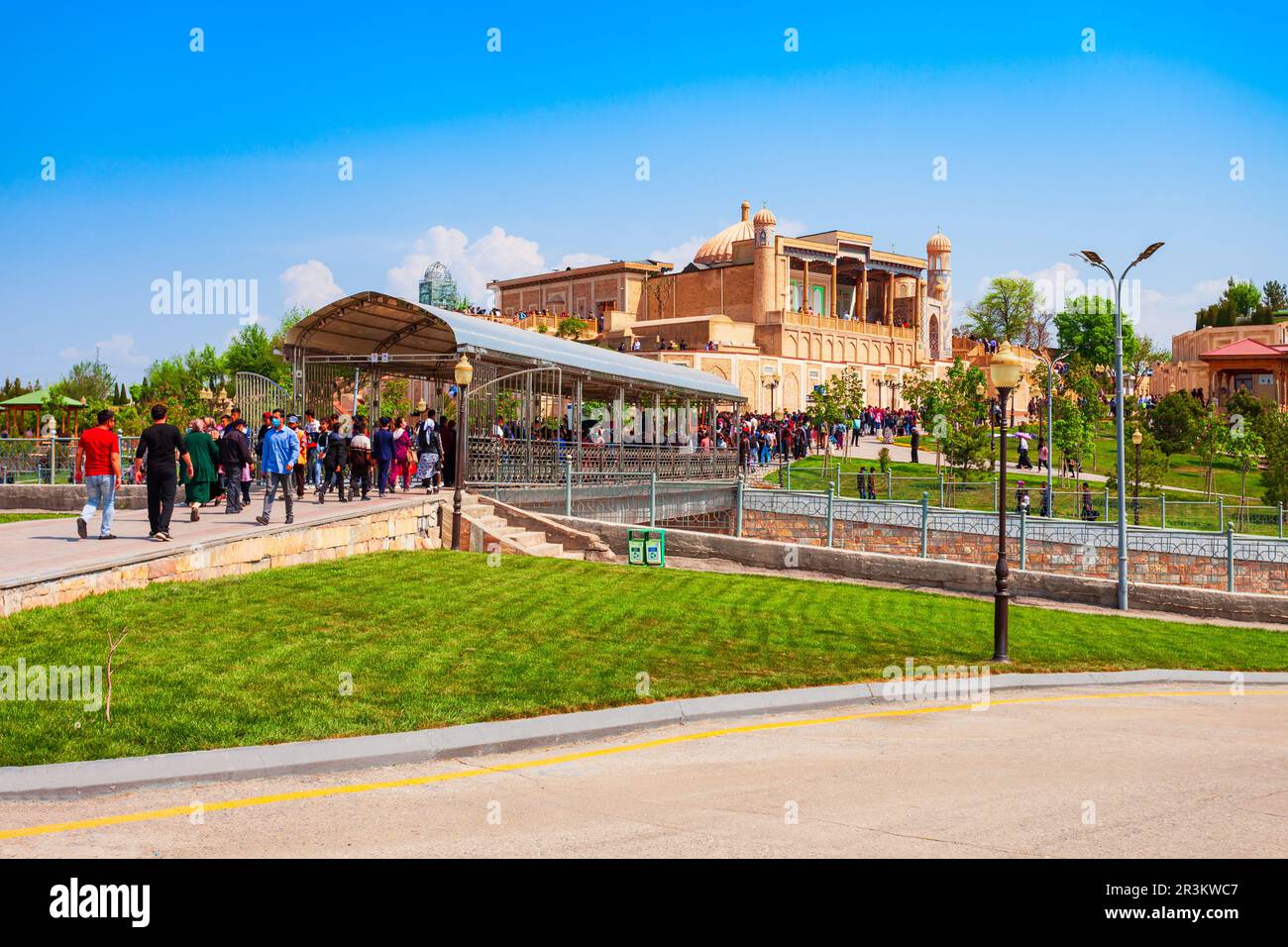 Samarkand, Ouzbékistan - 18 avril 2021 : Mosquée Hazrat Khizr ou Hazret Hyzr dans la ville de Samarkand en Ouzbékistan Banque D'Images