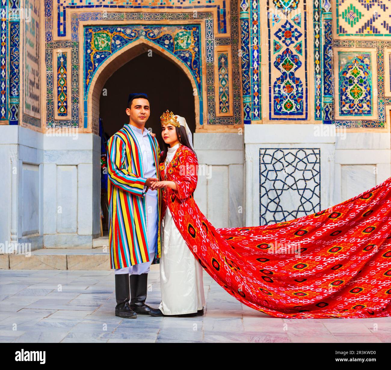 Samarkand, Ouzbékistan - 18 avril 2021 : mariée et marié dans des robes ouzbèkes traditionnelles à la ville antique du Registan, Samarkand ville en Ouzbékistan Banque D'Images