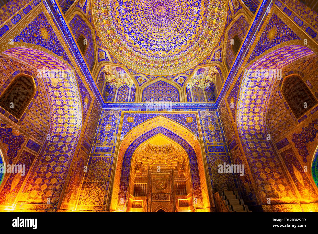 Samarkand, Ouzbékistan - 18 avril 2021 : Registan Tilya Kari Madrasah motif mosaïque décor fond de carreaux de céramique dans la ville de Samarkand, Ouzbékistan Banque D'Images