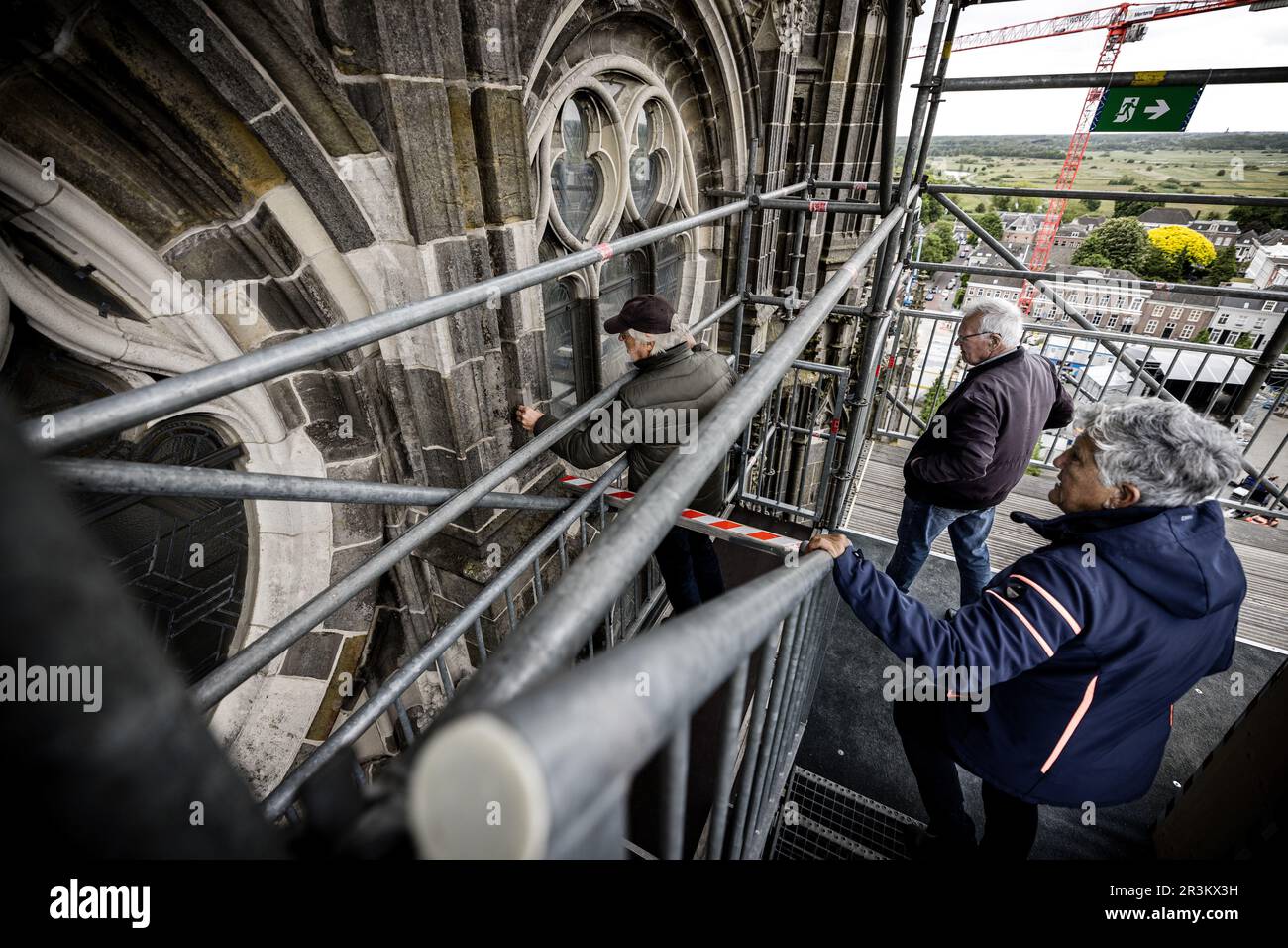 DEN B.S. - des jours de personnes marchent sur la crête du toit et autour de la Tour de célébration de la cathédrale monumentale Saint-Jean. Maintenant que les lattes sur le toit sont remplacées, cette montée est une occasion unique parce que l'installation d'un tel échafaudage et de la structure de marche ne sera pas possible pour 100 ans de plus. ANP ROB ENGELAR pays-bas sortie - belgique sortie Banque D'Images