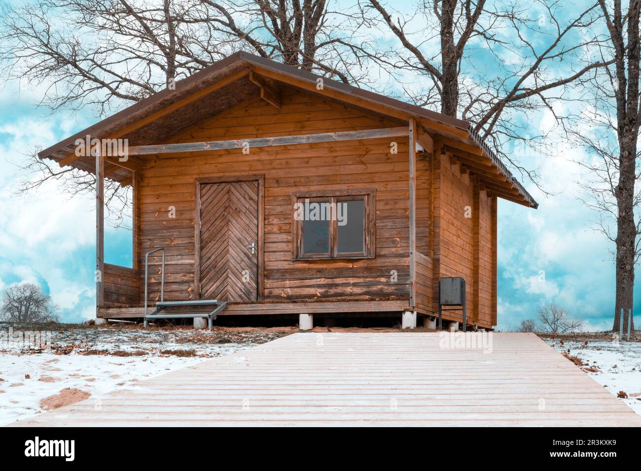 Chemin couvert de neige en bois menant à la cabine écologique en bois Banque D'Images