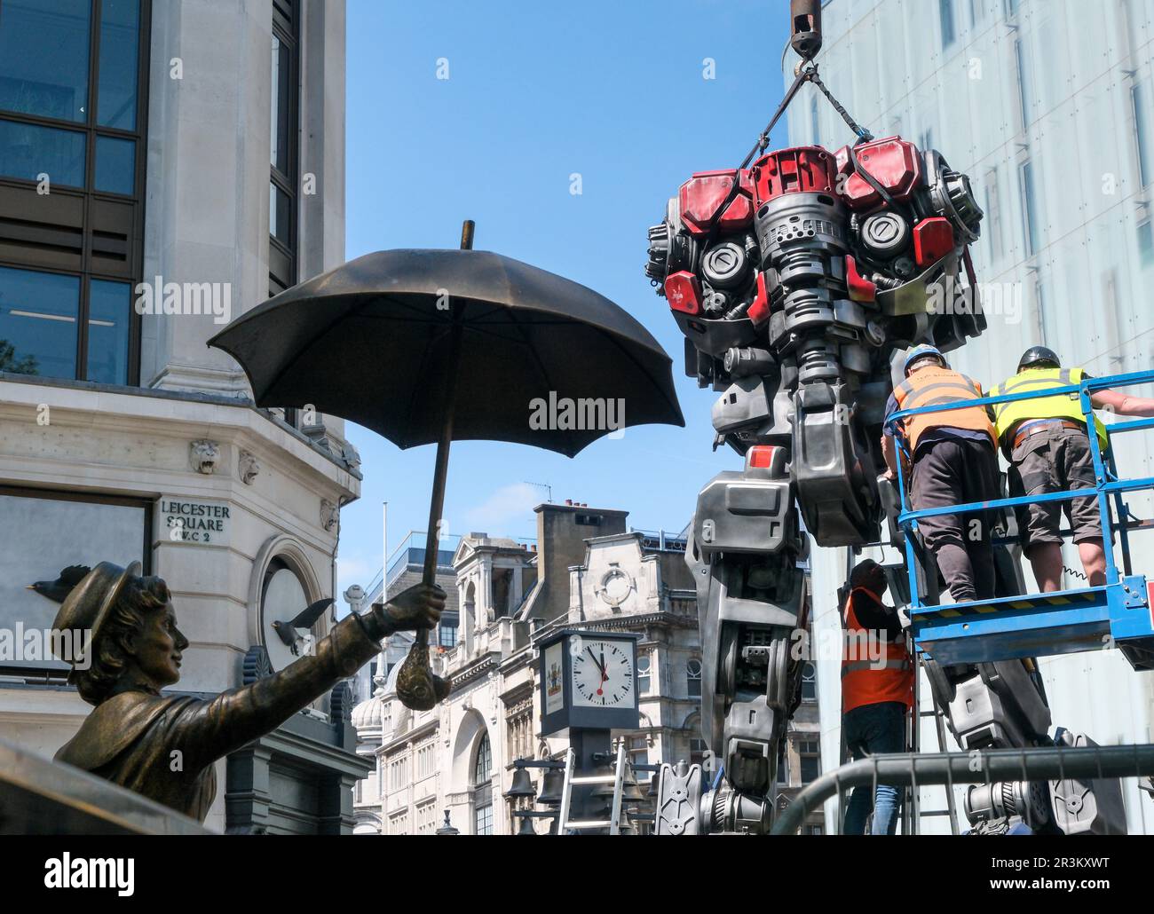 Leicester Square, Londres, Royaume-Uni. 24th mai 2023. Transformateurs : montée des bêtes, construisant Optimus Prime à Leicester Square. Crédit : Matthew Chattle/Alay Live News Banque D'Images