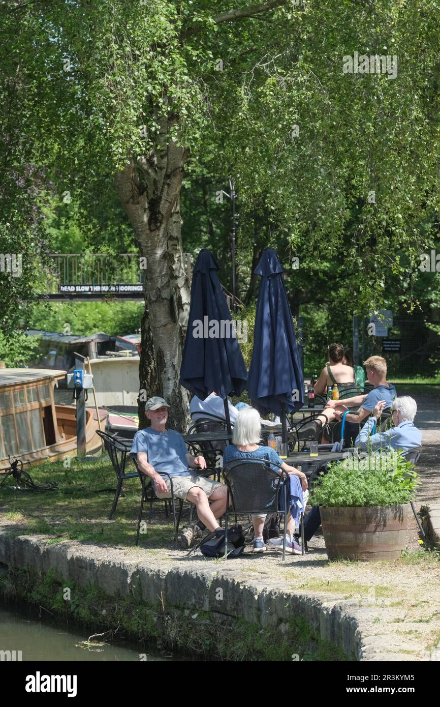 Monkton Combe, Bath, Royaume-Uni. 24th mai 2023. Les clients apprécient un déjeuner en plein air à côté du vieux canal de charbon Somerset près de Bath. Crédit : JMF News/Alay Live News Banque D'Images